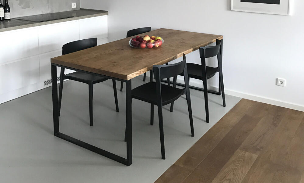 Einfacher, aber moderner Eichentisch